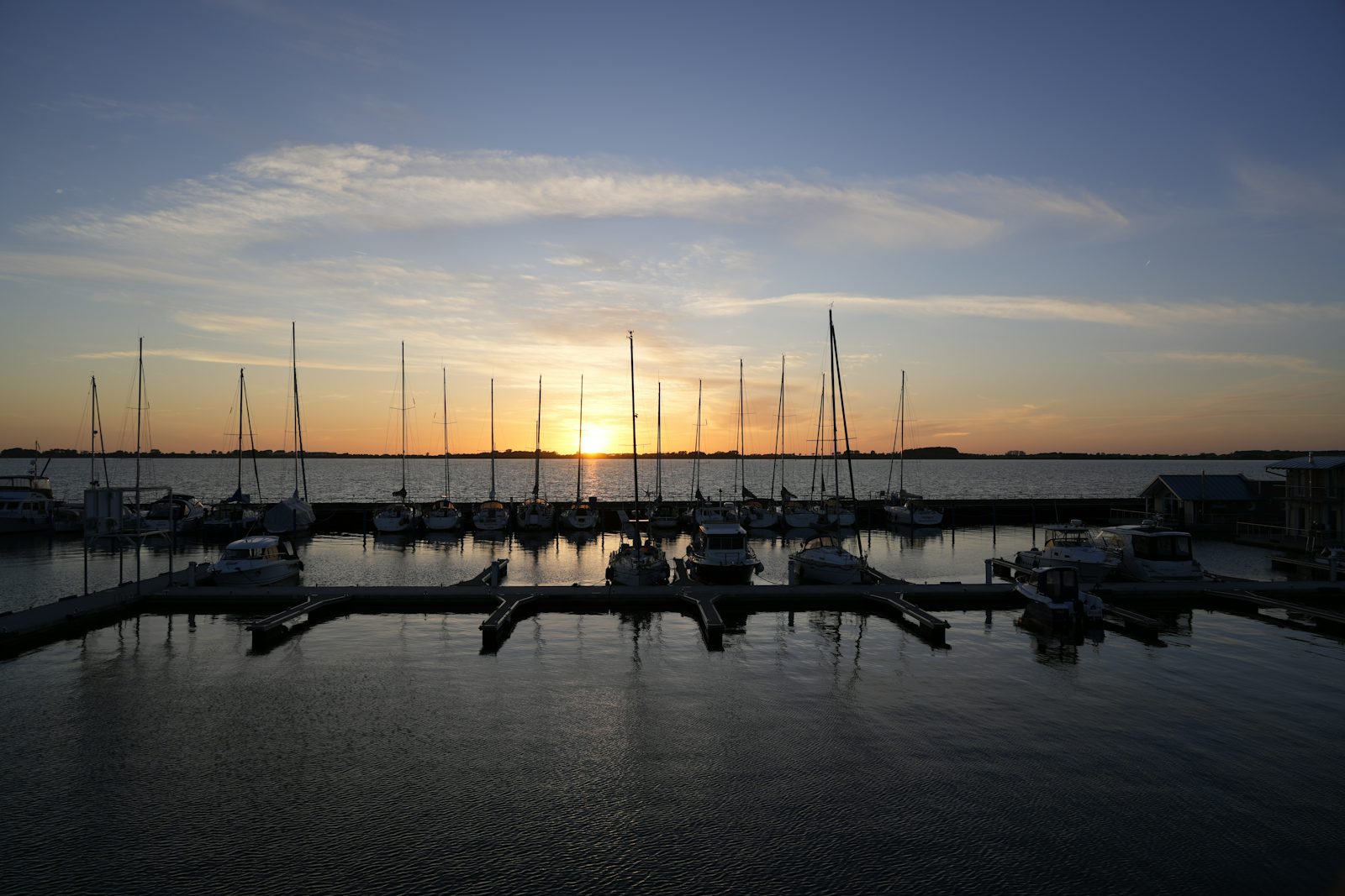Veleros amarrados en un puerto deportivo al atardecer
